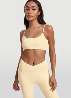 Top mit kontrastierendem Ausschnitt