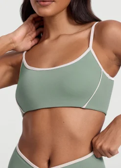Top mit kontrastierendem Ausschnitt