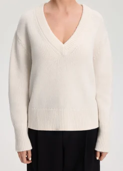 Wollpullover mit V-Ausschnitt